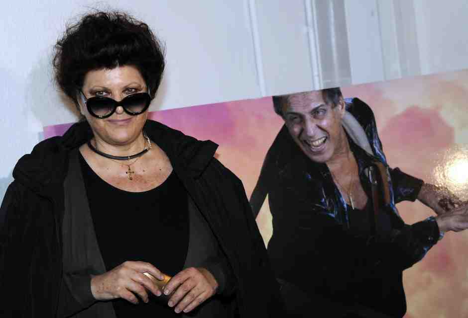 Claudia Mori pretende dalla Rai di riportare Celentano in tv. Ma a 87 anni il vero spettacolo è non restare lì, a bussare