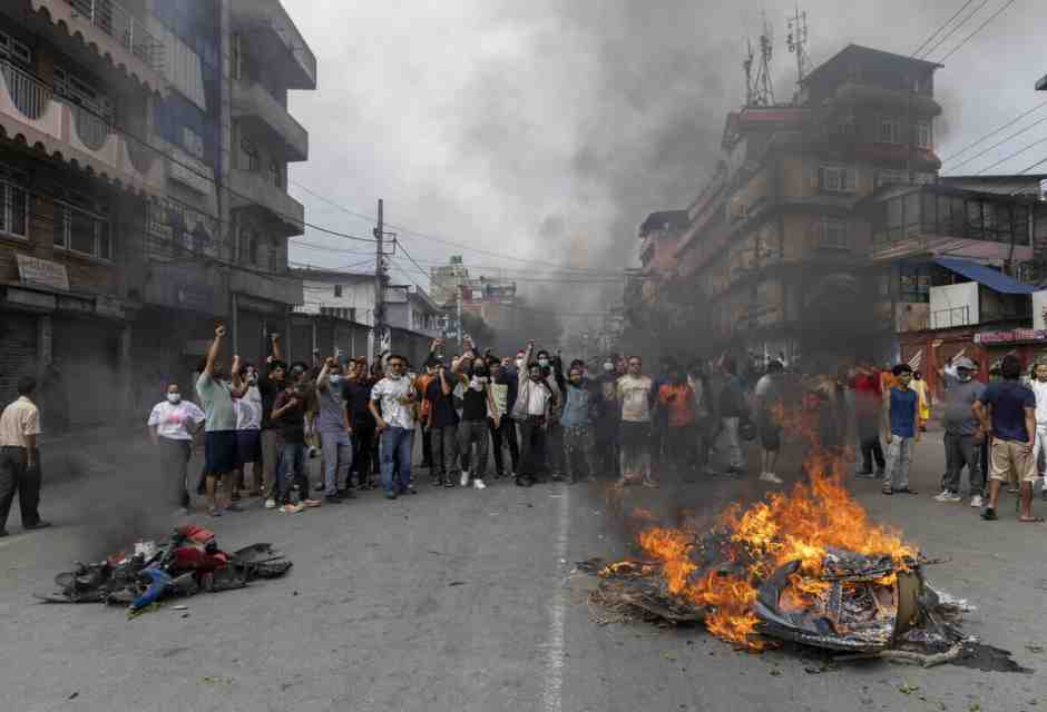 Nepal in fiamme, i ragazzi dicono: "Non protestiamo perché ci hanno tolto TikTok. Questa è una rivoluzione"