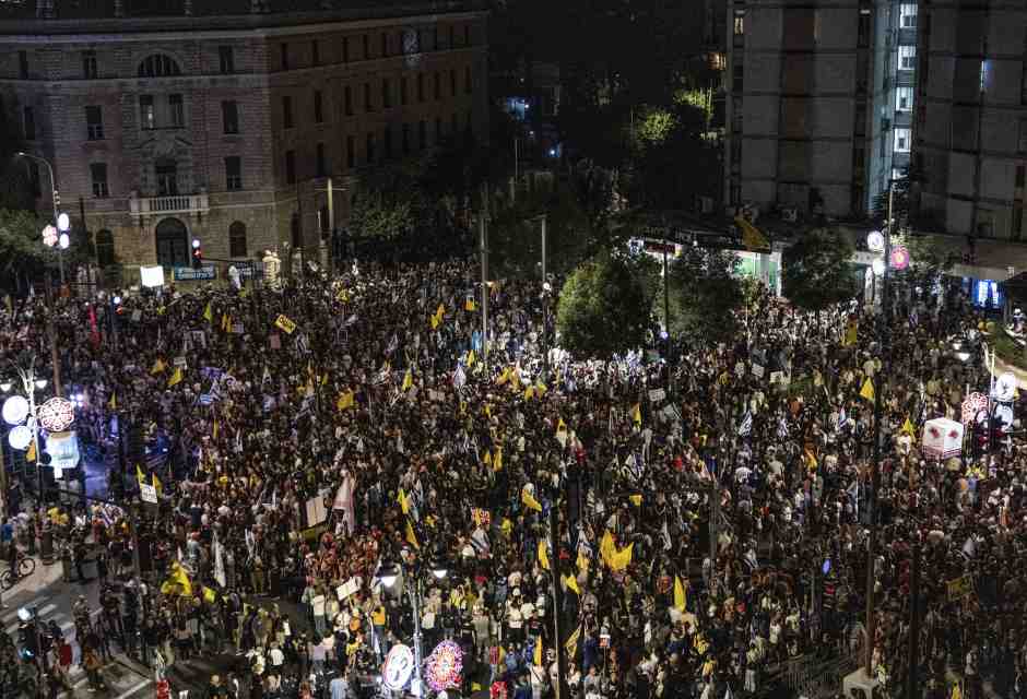 I parenti degli ostaggi di Hamas protestano, aggrappati alla speranza di un accordo