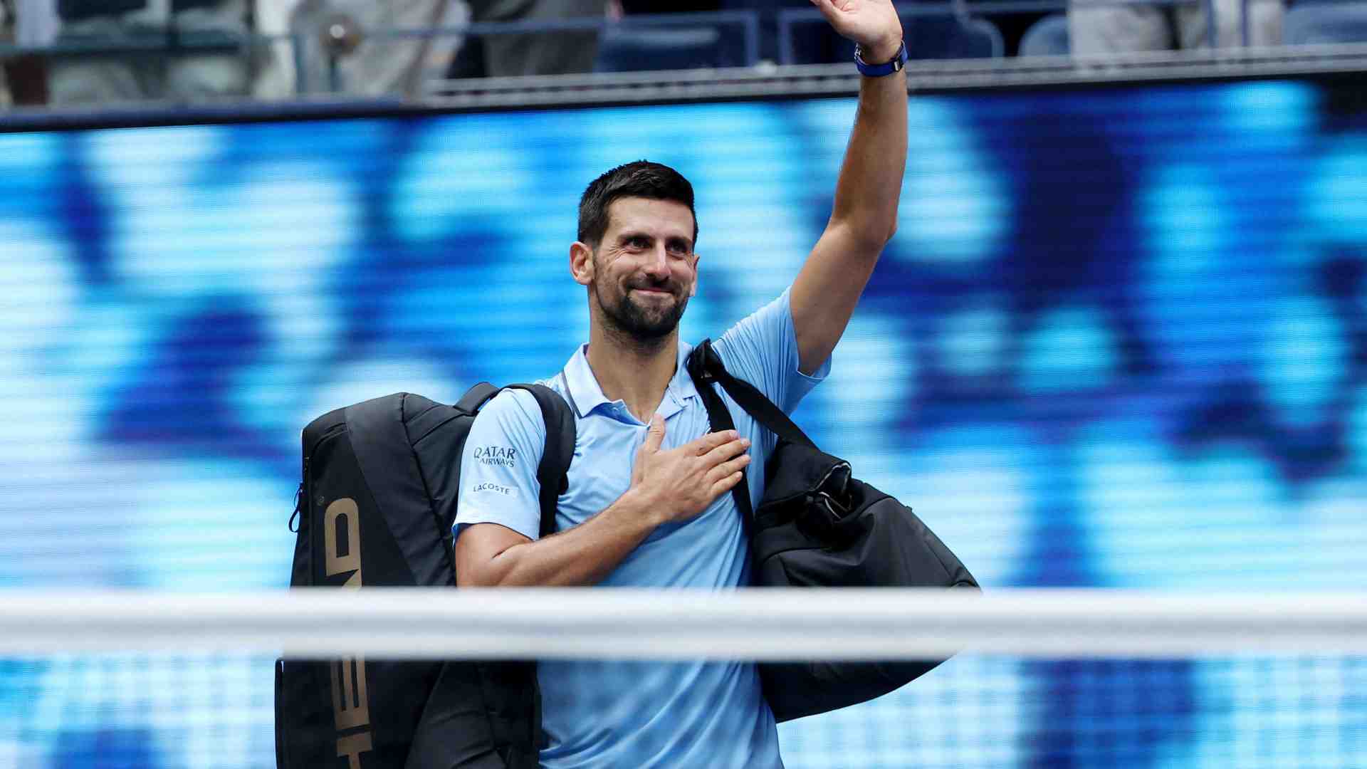 Lo strappo di Djokovic: scende in piazza con i giovani e va in esilio in Grecia