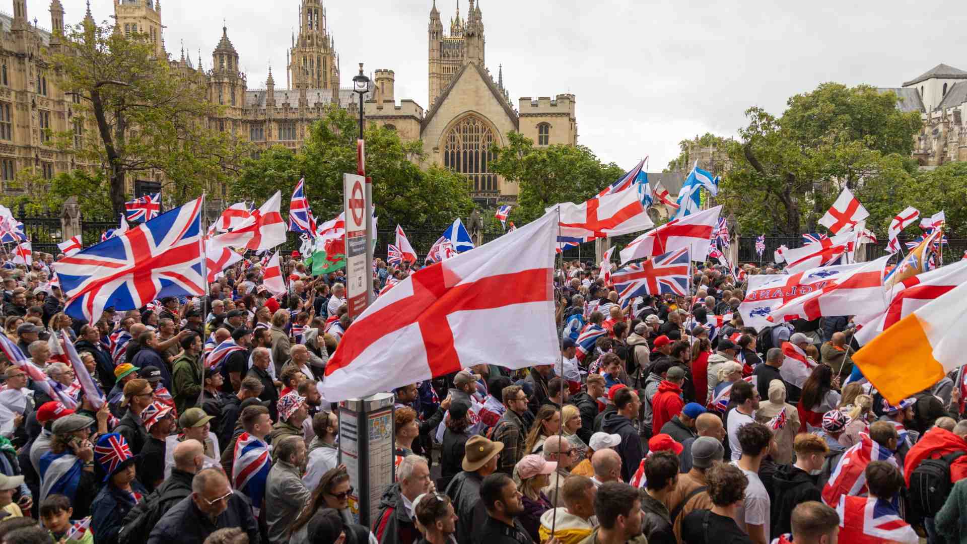 Londra invasa dal popolo dell'ultradestra: in 110mila marciano per Kirk