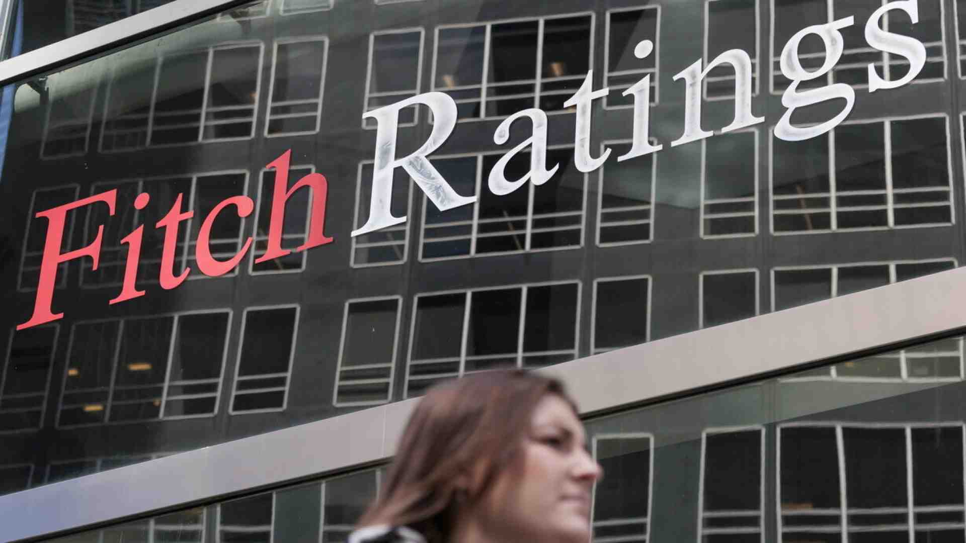 Fitch declassa il rating della Francia, che si prepara a tirare la cinghia