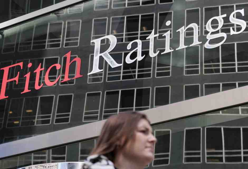 Fitch declassa il rating della Francia, che si prepara a tirare la cinghia