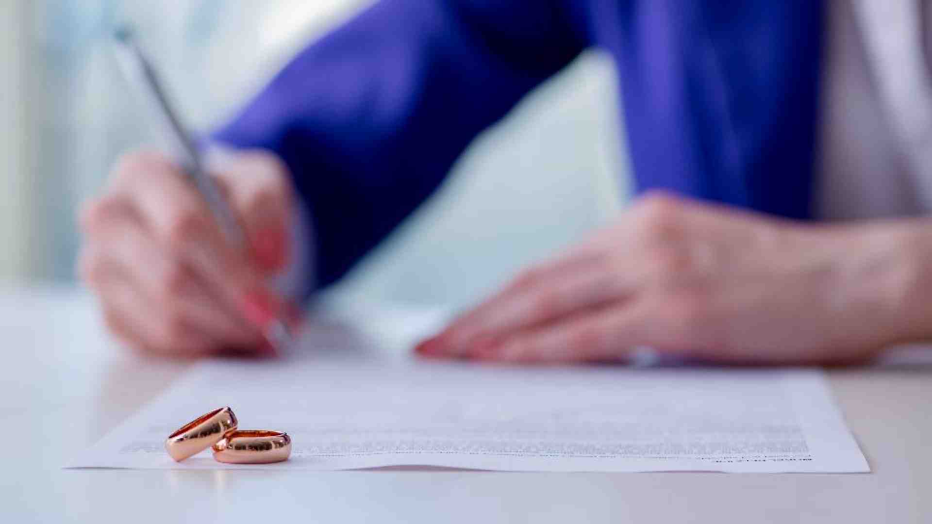 . | Si è riaperto il dibattito sui patti prematrimoniali