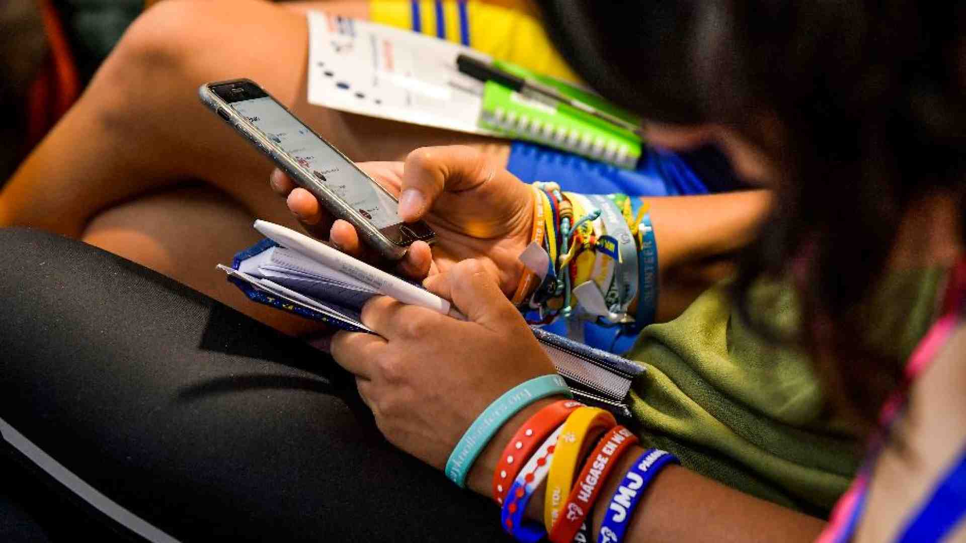 Divieto di cellulare alla prova dell'aula. E una petizione lo vuole ammorbidire