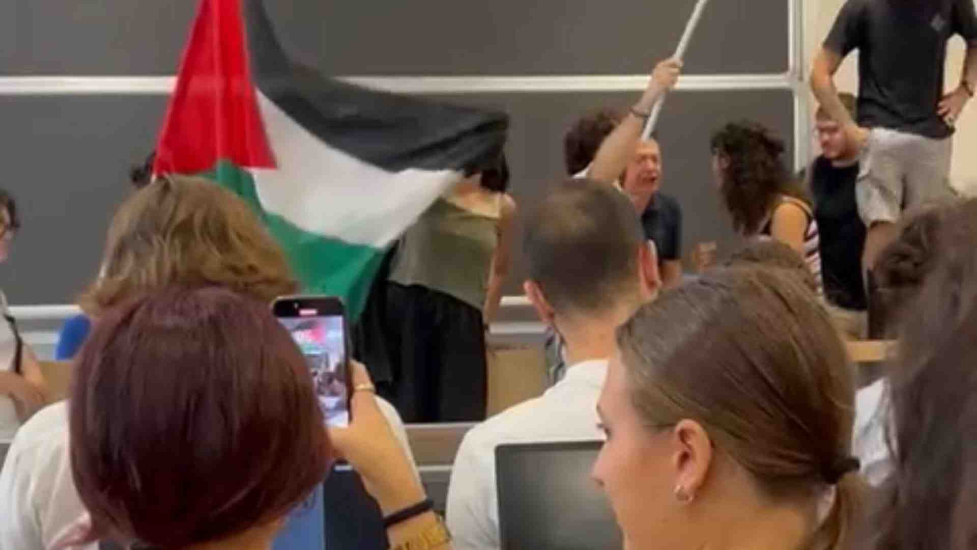 Studenti pro Pal occupano un'aula a Pisa, contuso un docente