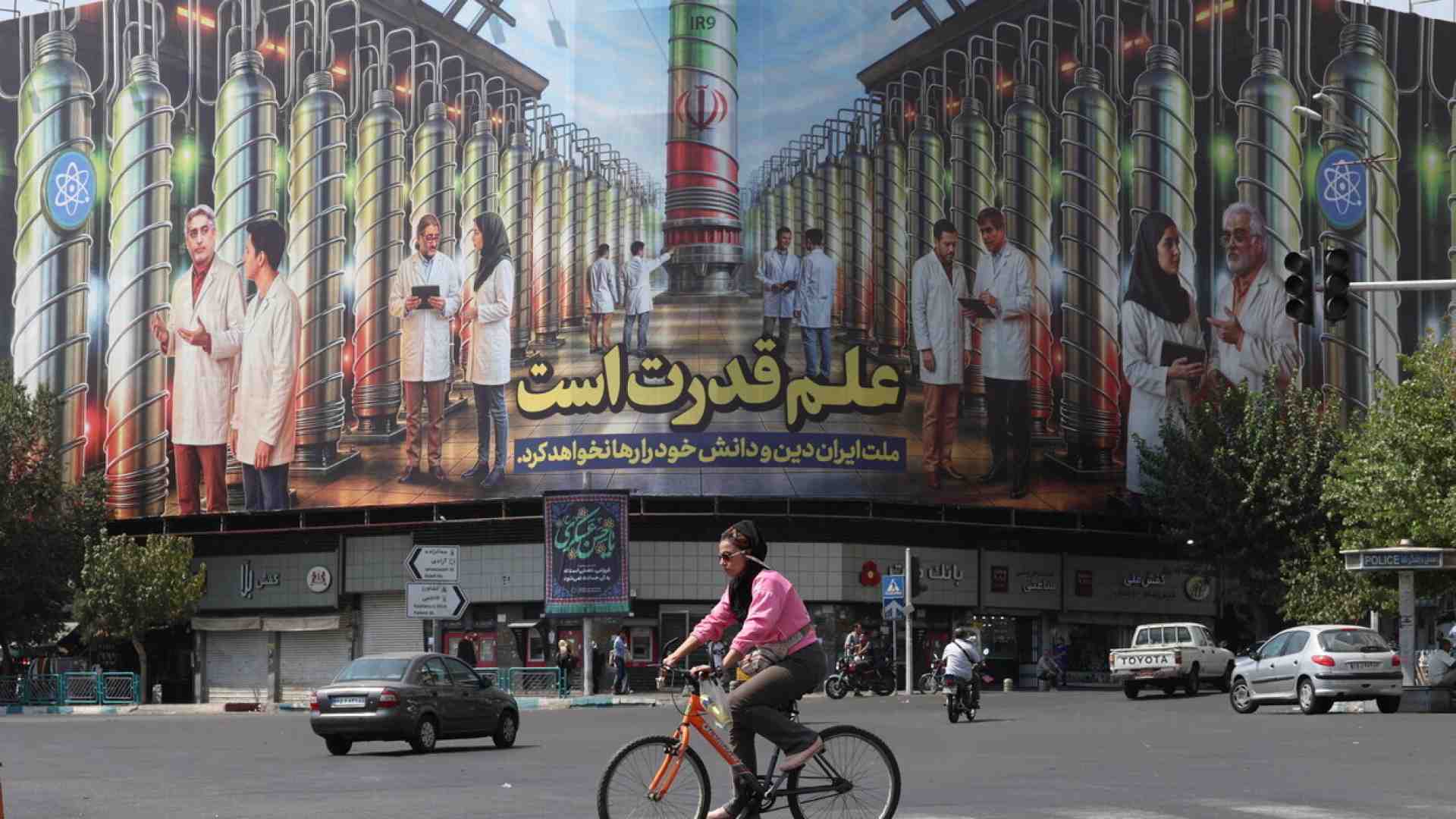 A tre anni dalla uccisione di Mahsa Amini, l’Iran è un paese bicefalo. I veli leggeri e le esecuzioni