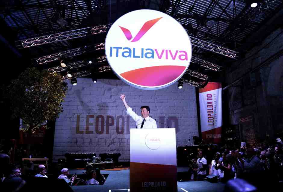 Silvia Salis sul palco della Leopolda, con Sala e Manfredi. Renzi monta la tenda riformista di Bettini