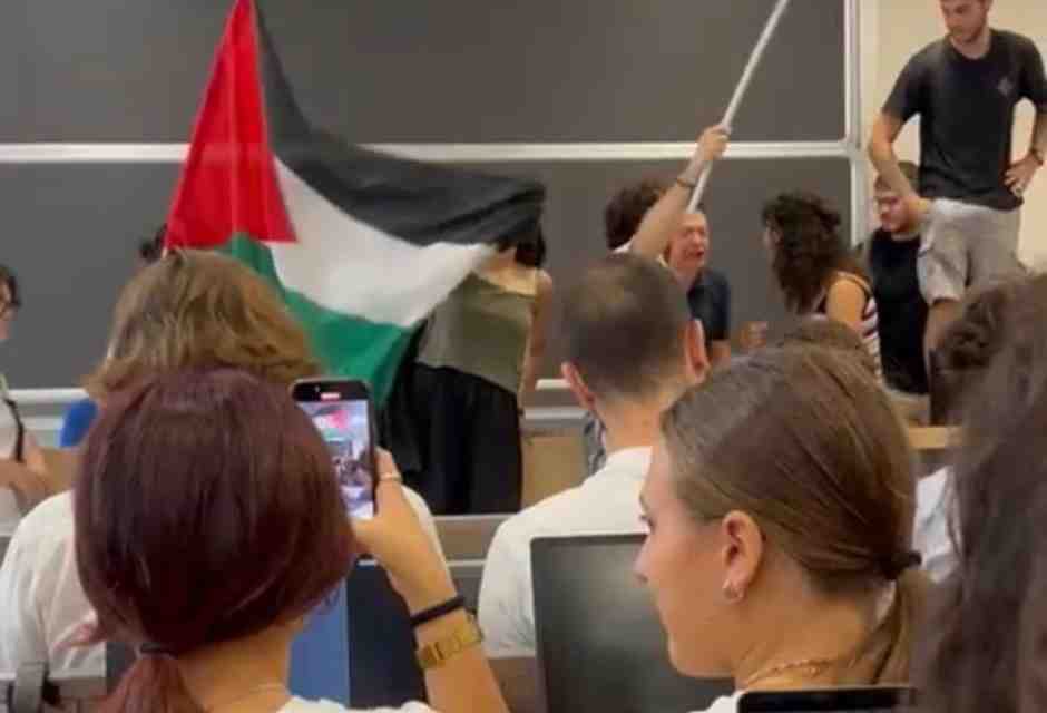 Studenti pro Pal occupano un'aula a Pisa, contuso un docente