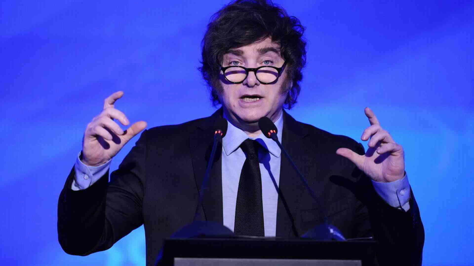 Milei presenta il Bilancio 2026: disciplina fiscale ma aumenti per pensioni, sanità e istruzione