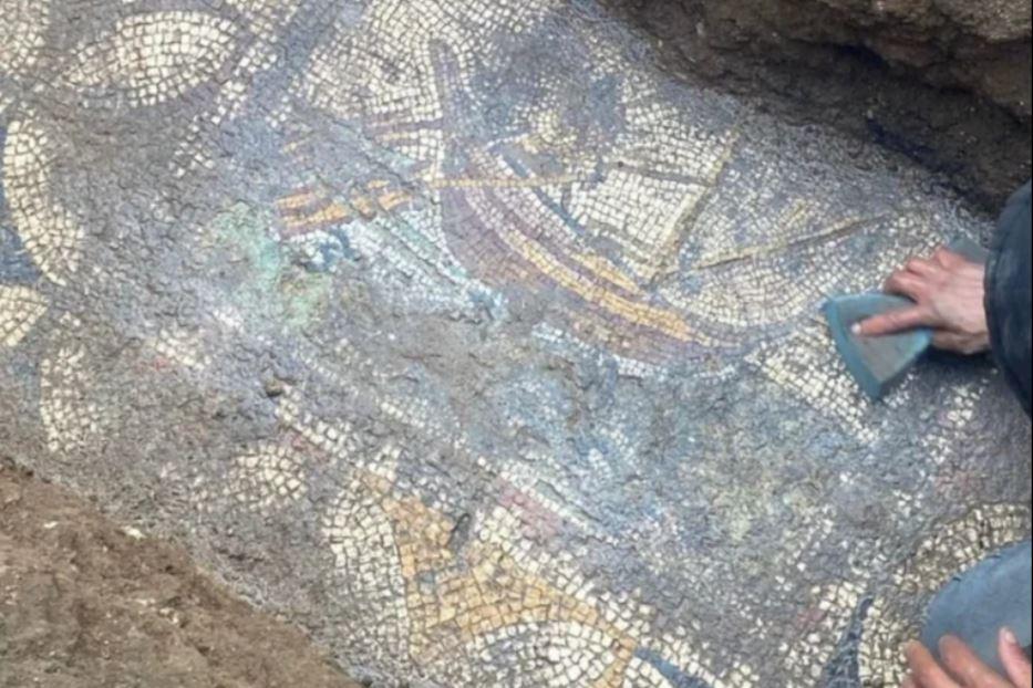 Il mosaico recentemente scoperto durante scavi di fondazione nel quartiere Beyler
