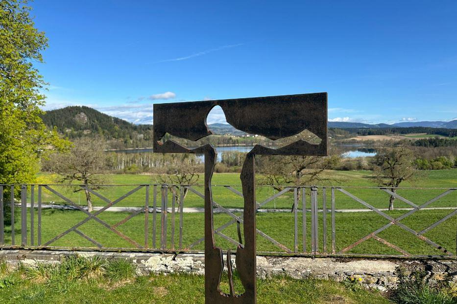 La croce di Werner Hofmeister al lago Längsee, in Carinzia