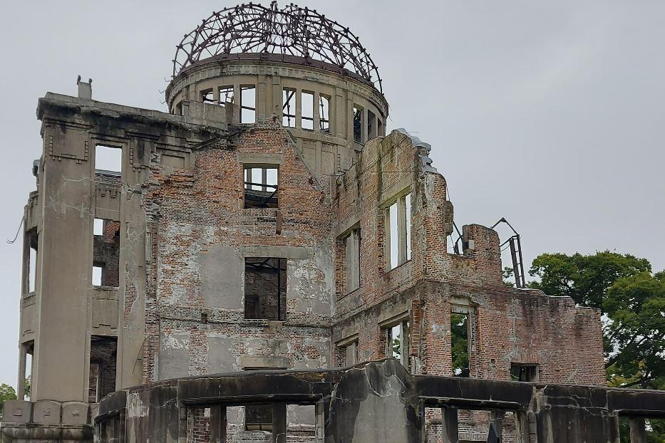 Ciò che resta del Padiglione delle Esposizioni, con la cupola divenuta simbolo dell'olocausto nucleare di Hiroshima - -