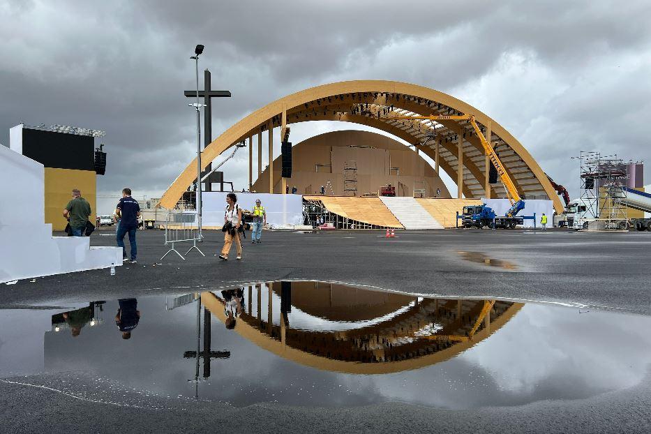 Il palco per il Papa nella spianata di Tor Vergata a Roma dove è atteso un milione di ragazzi per il Giubileo dei giovani - Avvenire