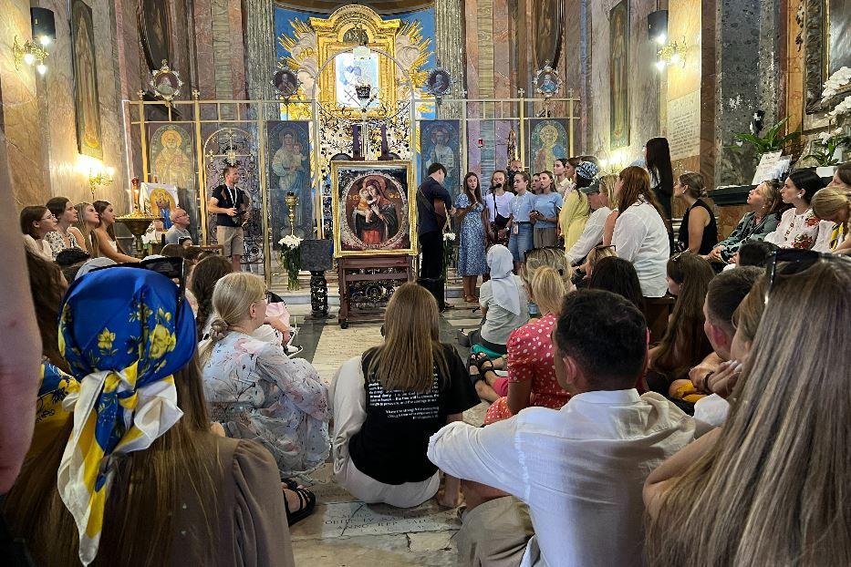 I giovani ucraini in preghiera nella chiesa dei Santi Sergio e Bacco a Roma - Avvenire