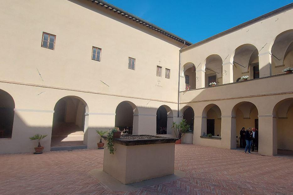 Il chiostro del Monastero con gli ospiti per il lancio della Fondazione