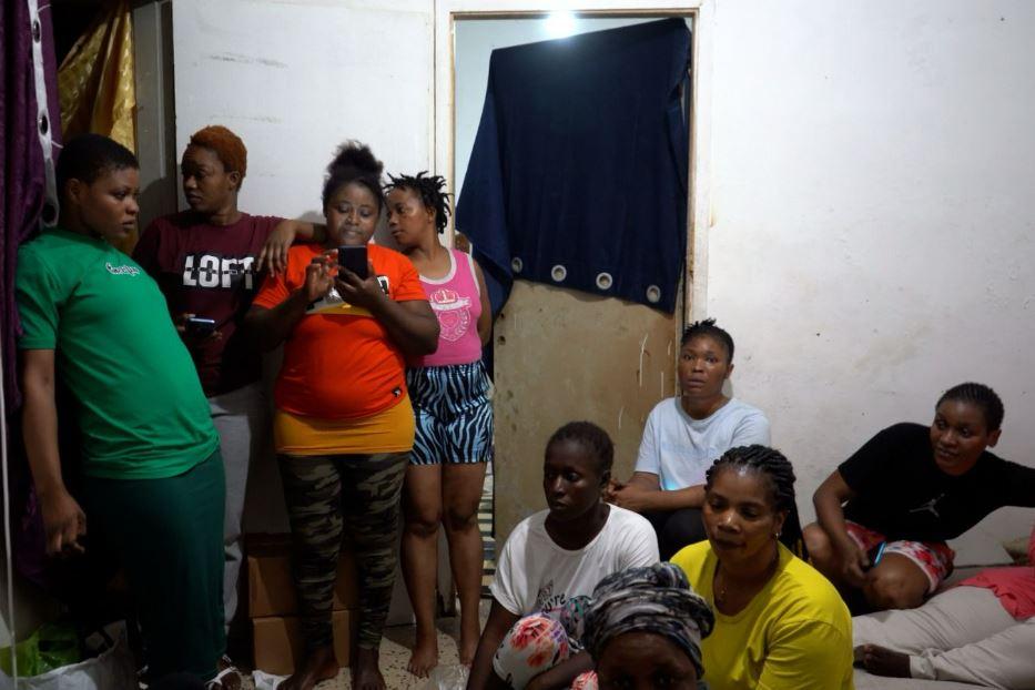 Un gruppo di lavoratrici di origini africane stipate in una stanza di un’agenzia di reclutamento - .