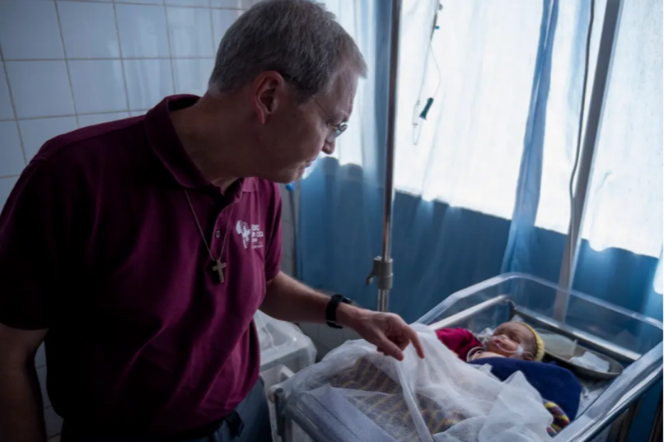 Don Dante in una nursery in Africa