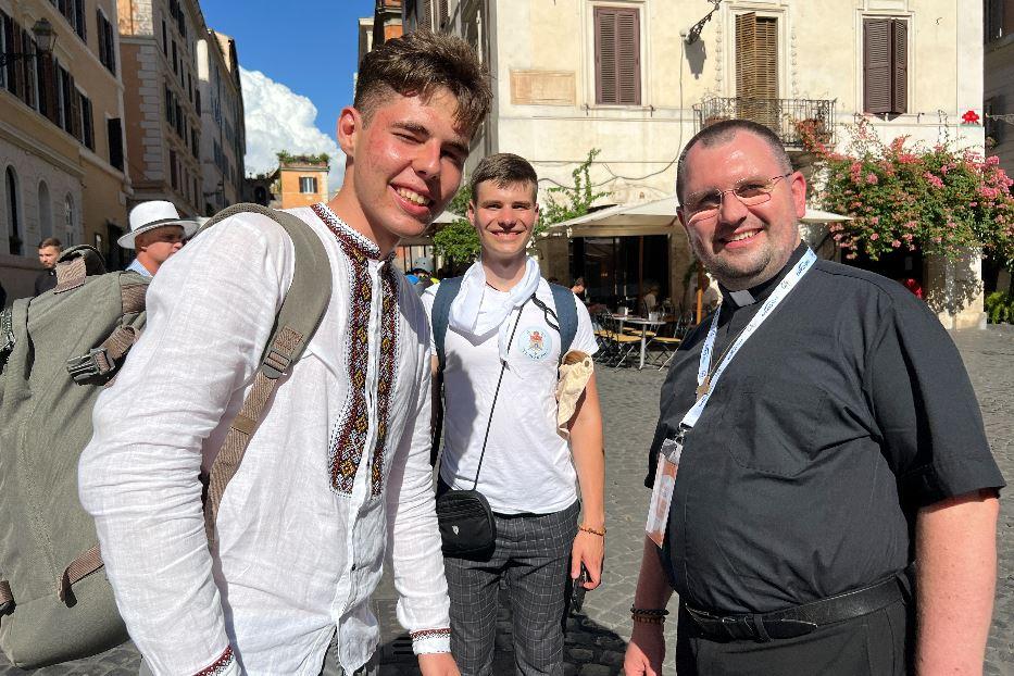 Il vescovo di Donetsk, Maksym Ryabukha, con i giovani ucraini a Roma - Avvenire