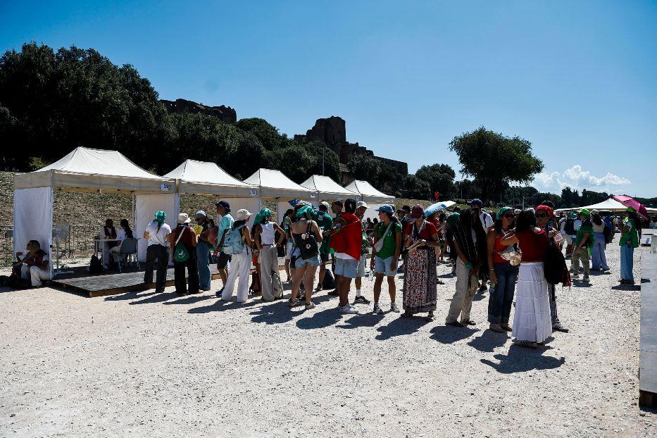 I ragazzi di tutto il mondo al Circo Massimo a Roma per la giornata delle confessione del Giubileo dei giovani - Ansa