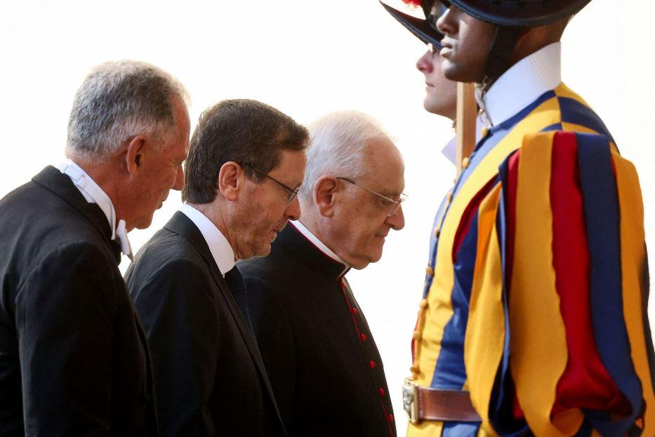 Il presidente israeliano Isaac Herzog in Vaticano con monsignor Leonardo Sapienza - Ansa