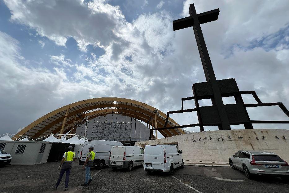 Il palco per il Papa e la croce nella spianata di Tor Vergata dove è atteso un milione di ragazzi per il Giubileo dei giovani - Avvenire