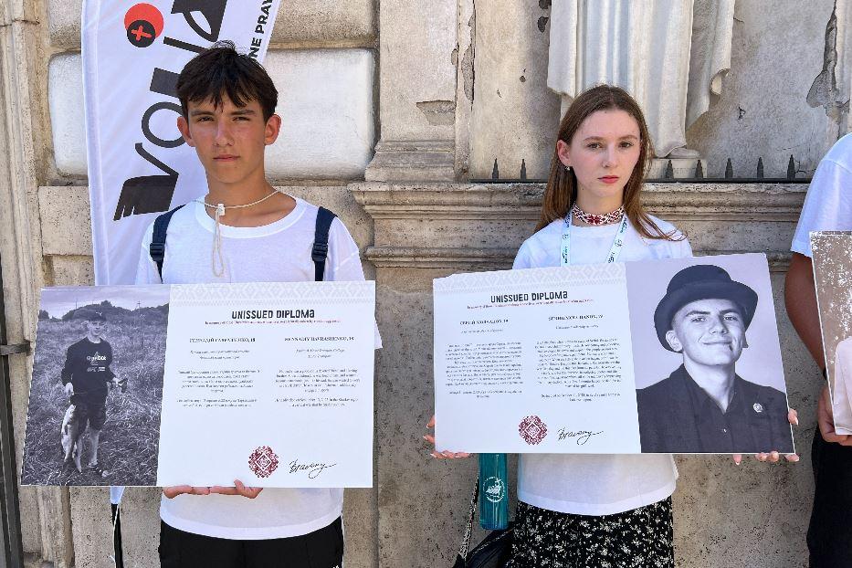 Il flashmob dei giovani ucraini a Roma con le foto dei coetanei uccisi durante la guerra - Avvenire