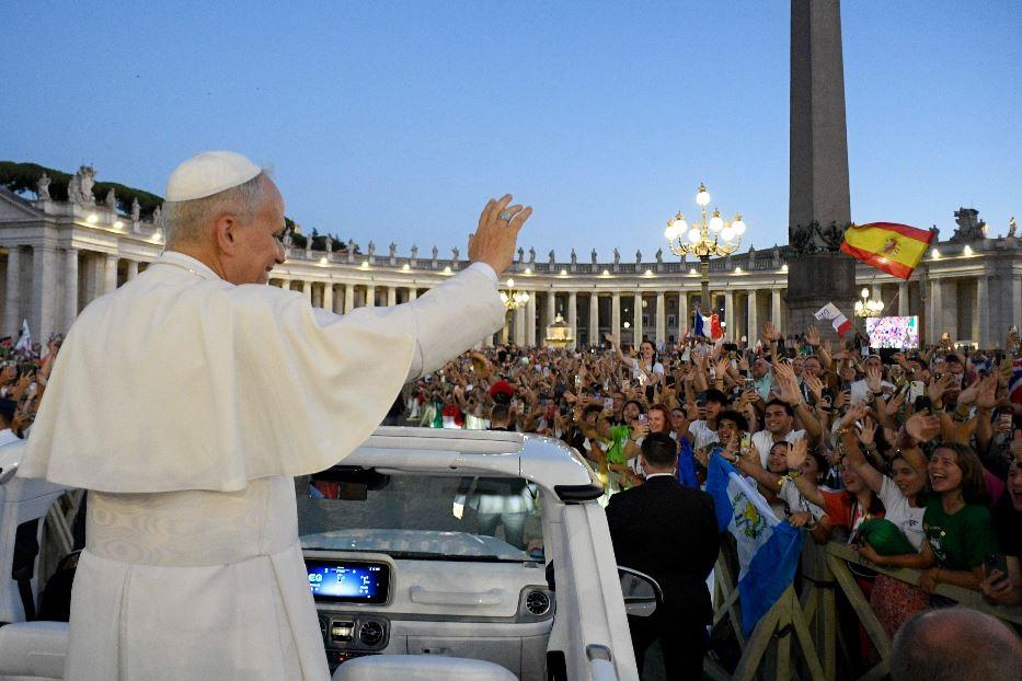Leone XIV a sorpresa fra i 120mila ragazzi in piazza San Pietro per la Messa di benvenuto del Giubileo dei giovani - Vatican Media