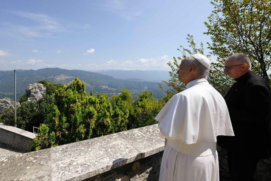 Il panorama sui Monti Prenestini, che il Papa guarda assieme al rettore del santuario Adam Dzwigon - @Vatican Media