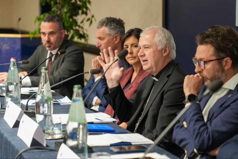 Al centro, monsignor Claudio Giuliodori, assistente ecclesiastico generale dell'Università Cattolica, durante l'evento per la presentazione della ricerca del Ce.R.T.A sul valore del "turismo spirituale" - Ufficio stampa Università Cattolica