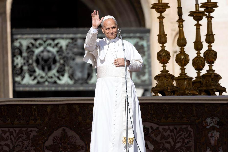 Papa Leone XIV a sorpresa in piazza San Pietro prima della Messa per la canonizzazione di Pier Giorgio Frassati e Carlo Acutis - Ansa