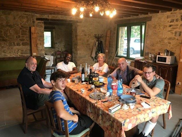 Un momento di convialità: ai lavori nel borgo hanno partecipato anche giovani in difficoltà