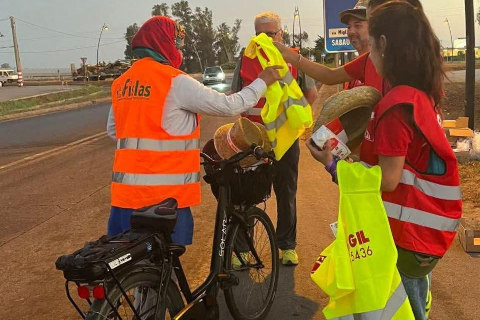 Altri volontari con i braccianti - .