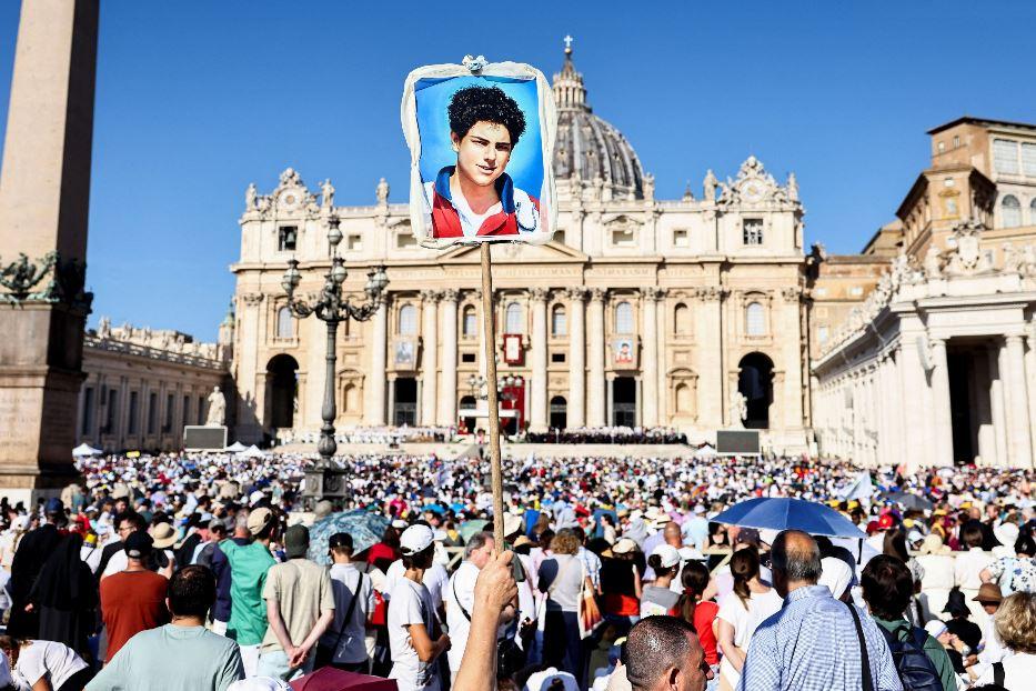 La folla in piazza San Pietro per la canonizzazione di Pier Giorgio Frassati e Carlo Acutis - Reuters