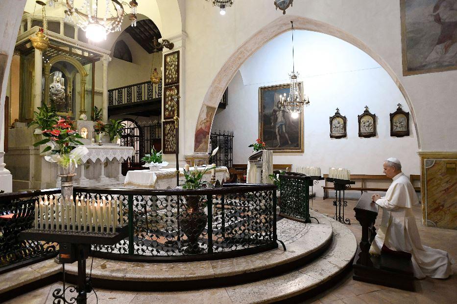 La preghiera davanti alla Madonna delle Grazie - @Vatican Media