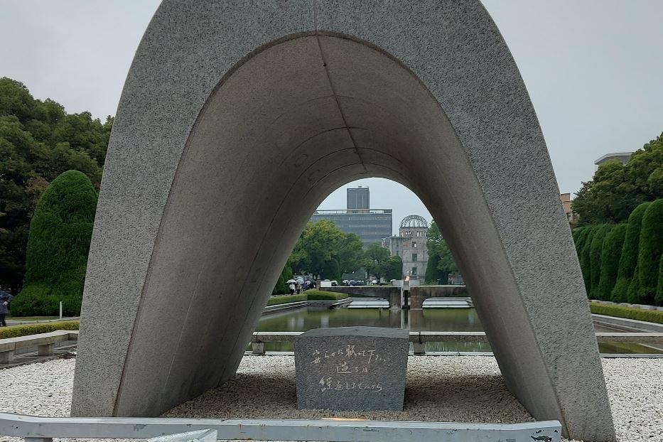 Il monumento al centro del Parco della pace di Hiroshima che ricorda le vittime della bomba atomica - -