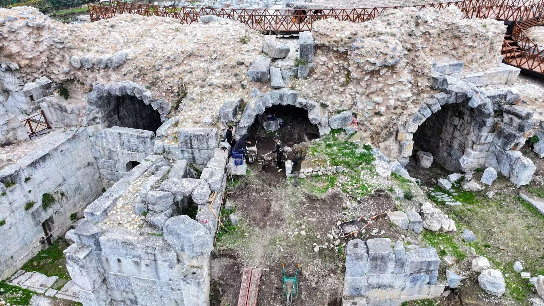 Reperti del teatro romano dove è venuta alla luce l’affresco di Maria con il Bambino - -