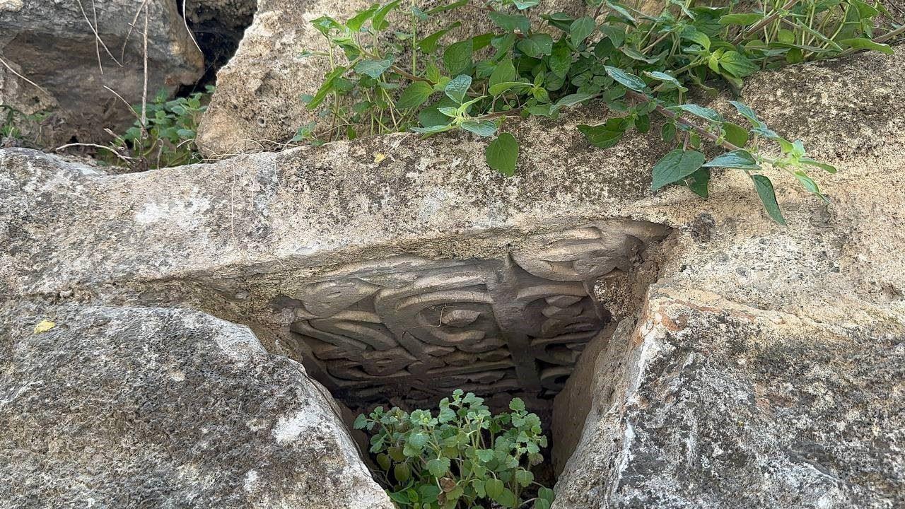 Turisti in visita all'antico acquedotto romano di Iznik hanno scoperto una lapide di epoca ottomana - IHA