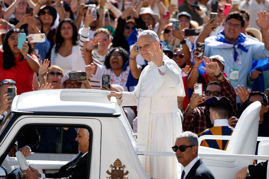 Papa Leone XIV fra i pellegrini durante l'udienza generale in piazza San Pietro - Reuters