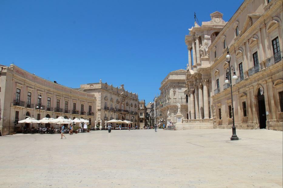 La luce abbagliante di Piazza del Duomo, a Siracusa - G.Matarazzo