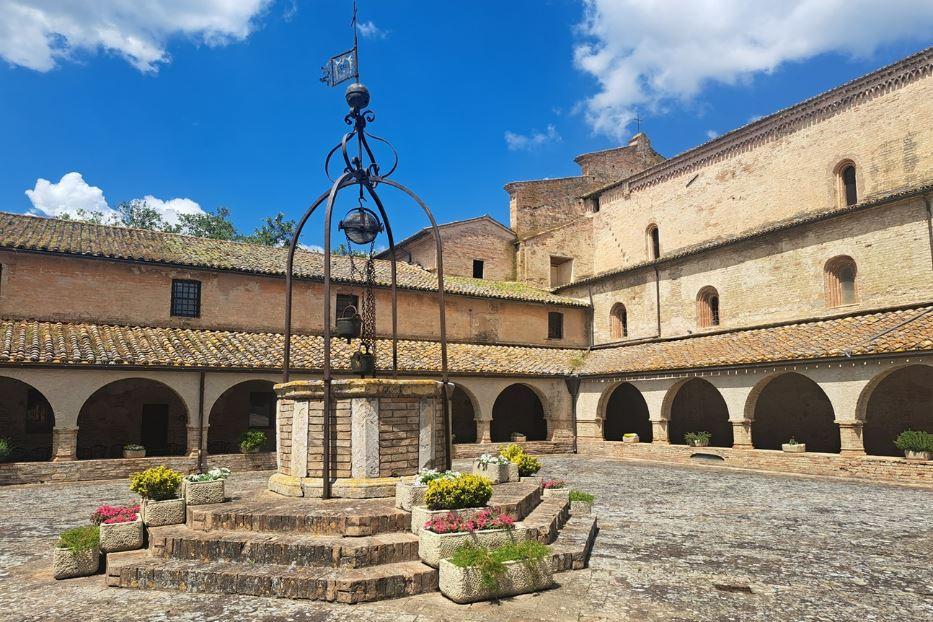 Il chiostro dell’Abbazia di Fiastra - G.Matarazzo
