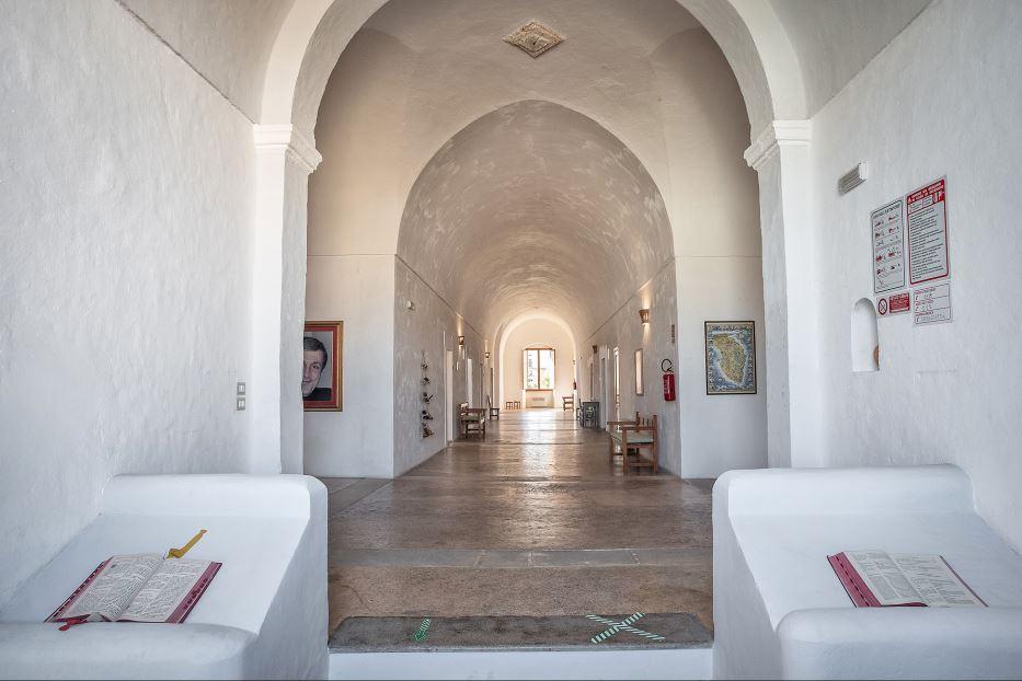 Gli interni della casa della convivialità don Tonino Bello di Alessano, vicino a Lecce - .