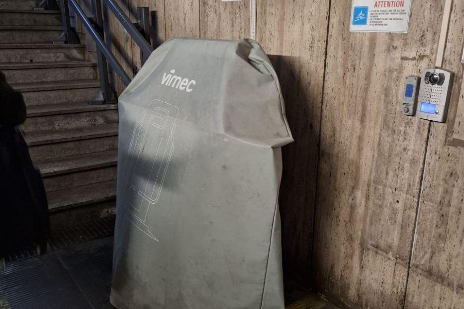 La pedana inaccessibile alla fermata Numidio Quadrato della metro di Roma - .