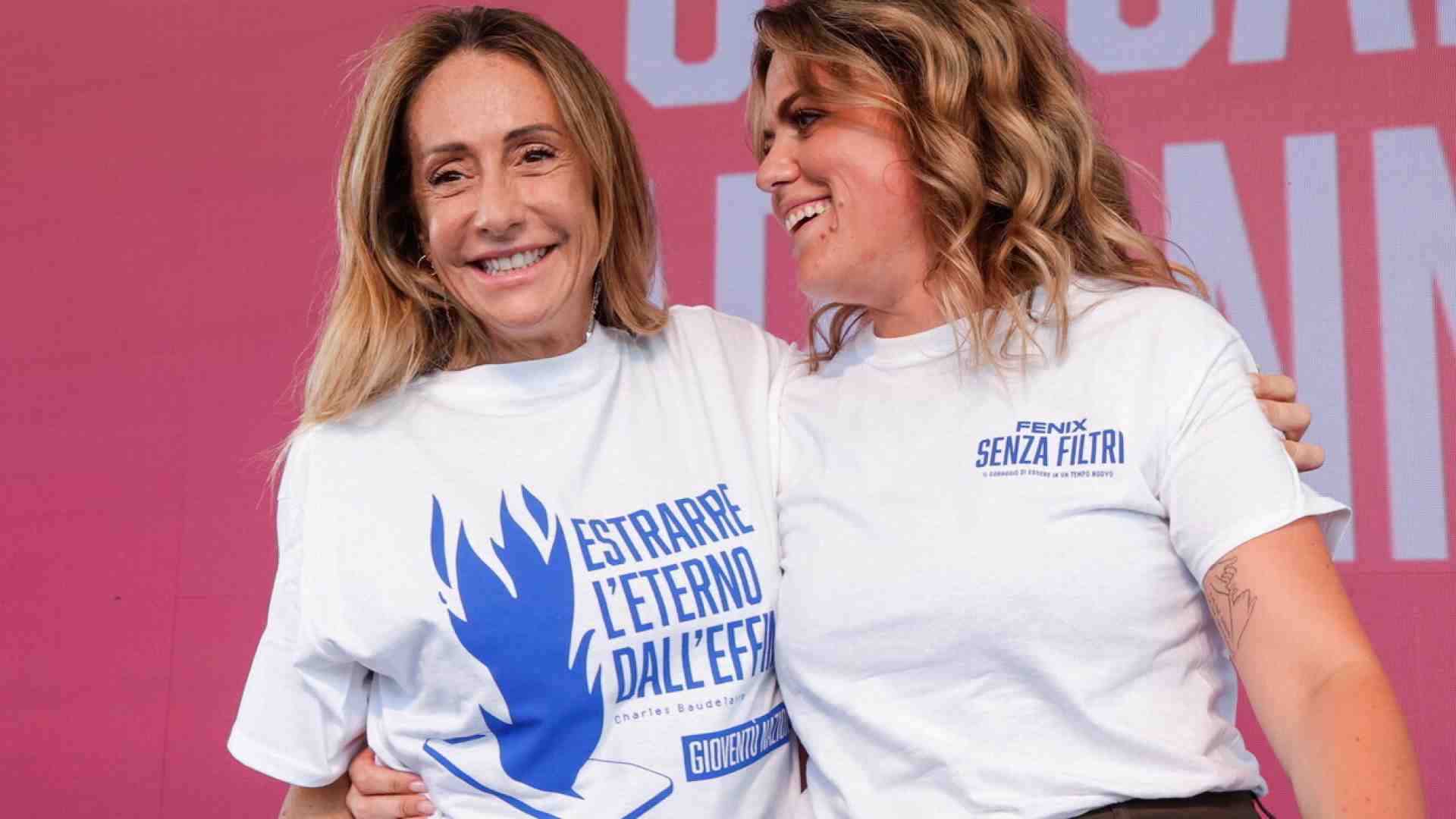Standing ovation per Arianna Meloni alla festa dei giovani di FdI: “Per lei pronti a tutto”