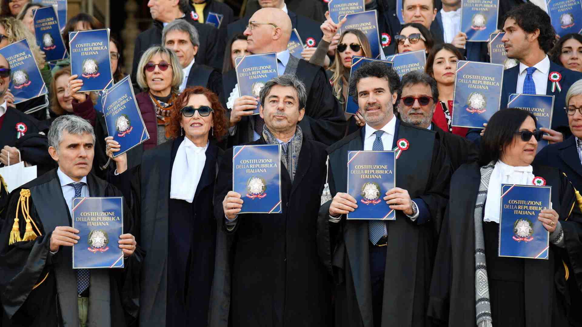 Per vincere il referendum al centrodestra basterà far parlare i magistrati da soli