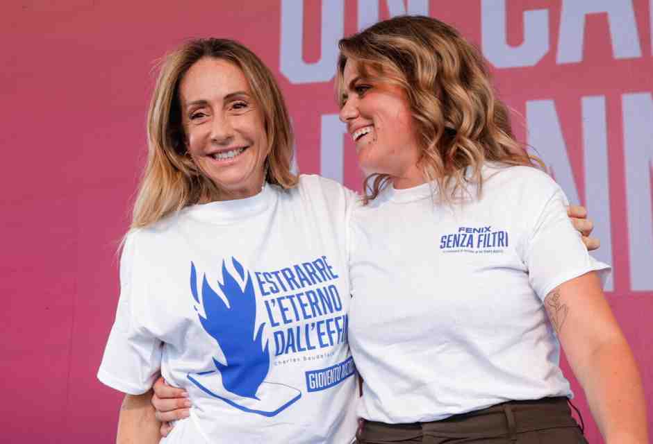 Standing ovation per Arianna Meloni alla festa dei giovani di FdI: “Per lei pronti a tutto”