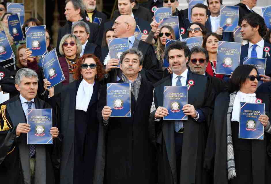 Per vincere il referendum al centrodestra basterà far parlare i magistrati da soli