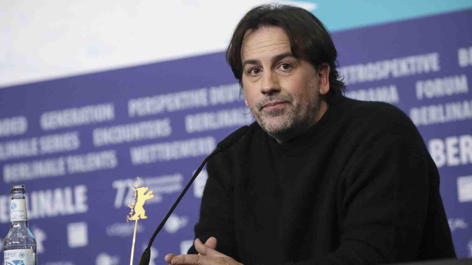 L’atto ancestrale del parto proiettato in una cripta, osservato dai fantasmi