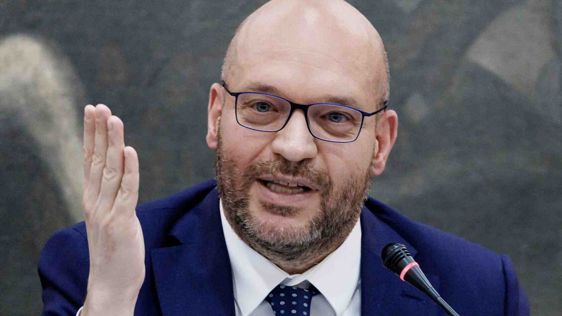 La Camera di Lorenzo Fontana. Chiude i lavori ma fa infuriare la Lega e FdI (non informati)