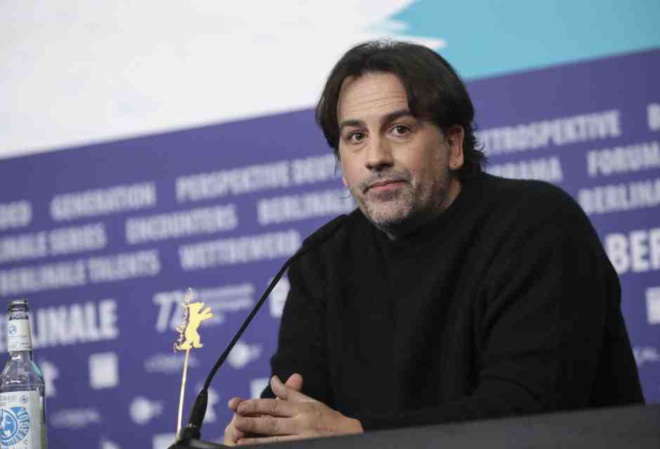 L’atto ancestrale del parto proiettato in una cripta, osservato dai fantasmi